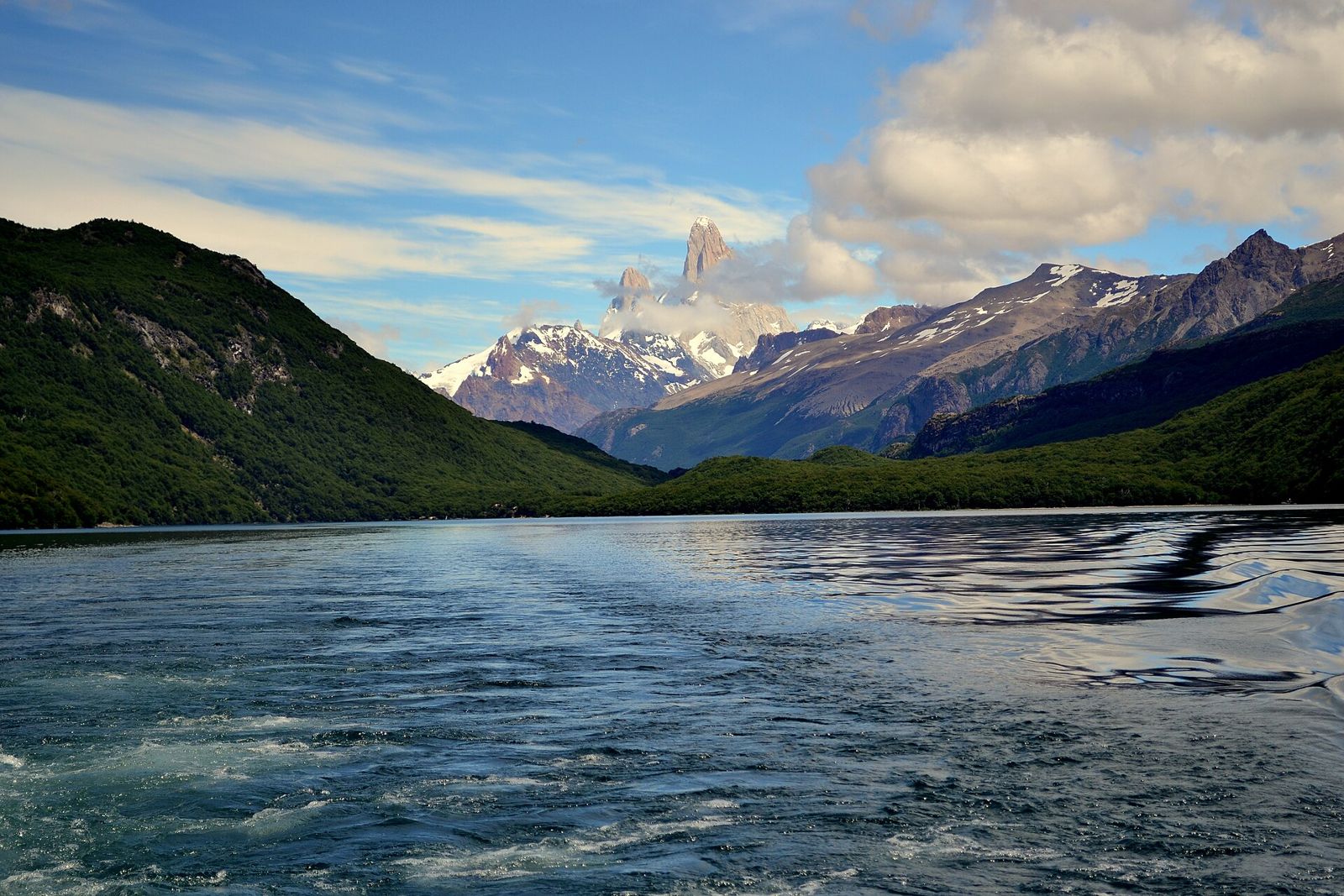 El cerro Fitz Roy visto desde el Lago del Desierto