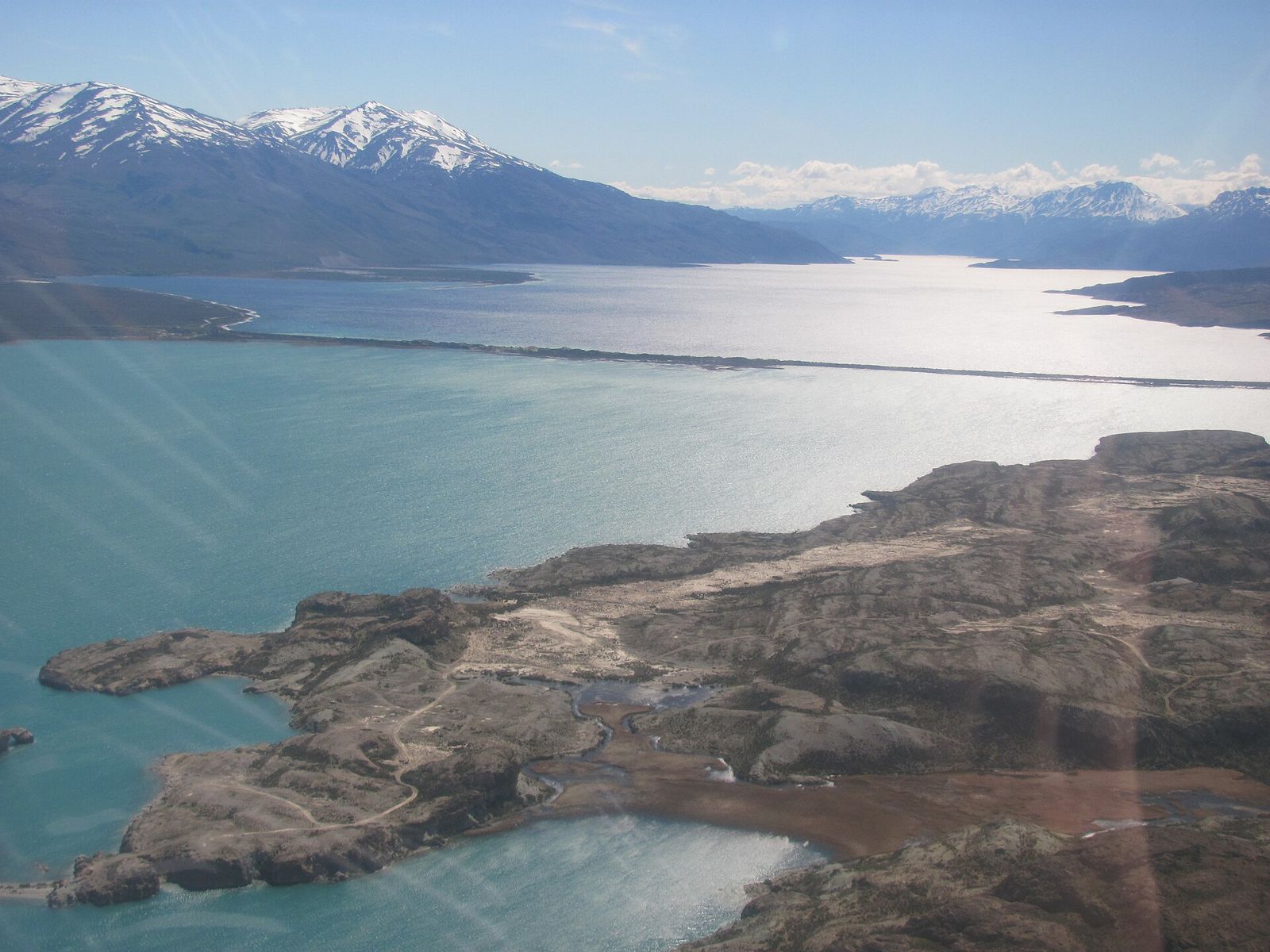Vista aérea del istmo entre los lagos Posadas y Pueyrredón