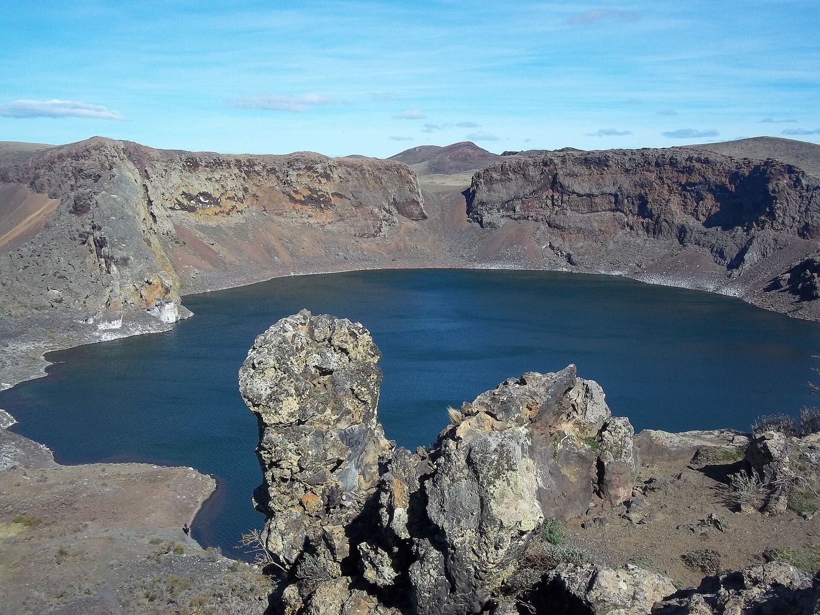 Laguna Azul dentro del cráter de un volcán inactivo