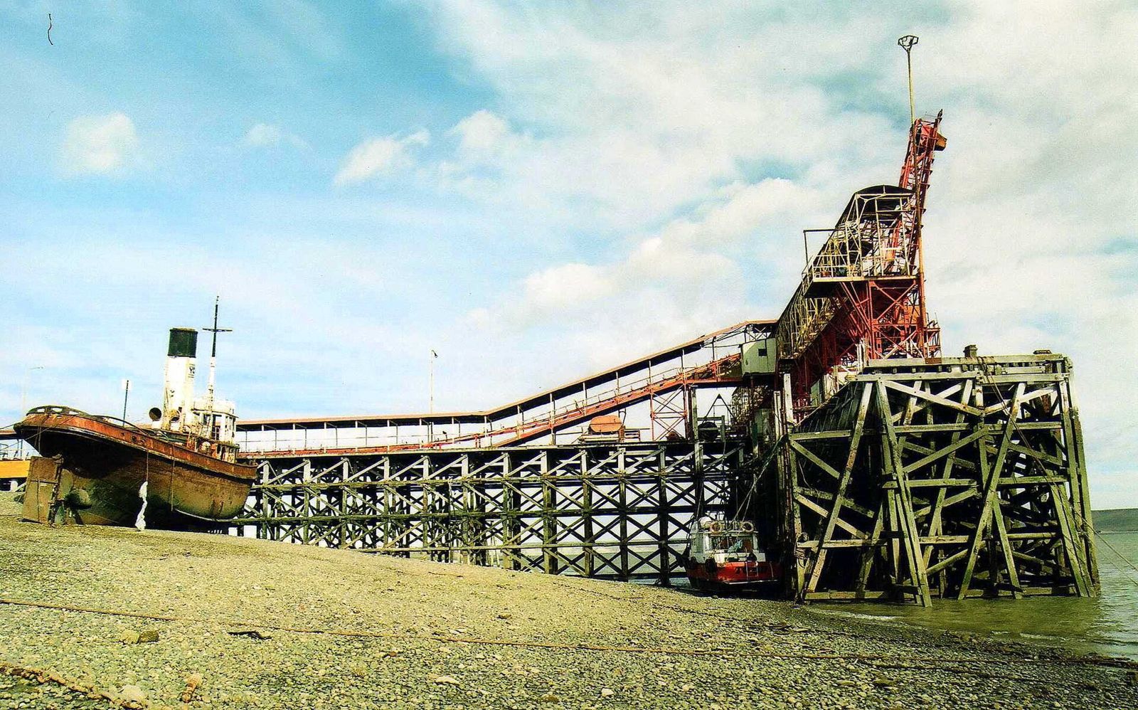 Viejo muelle en la costanera de Río Gallegos